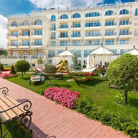 Хотел терма палас - безплатен паркинг и достъп до частния плаж 5*
